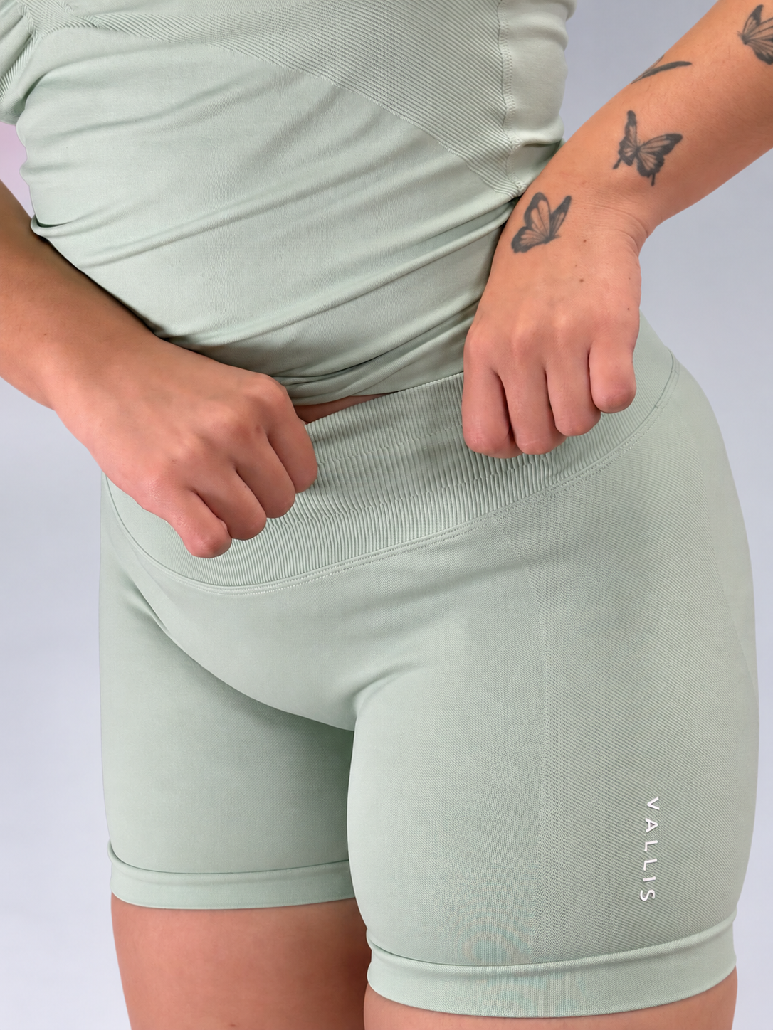 SHORT DEPORTIVO Y CAMISETA DE TIRANTES